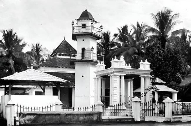 Masjid Babul Firdaus jl Kumala Makassar di bangun oleh Raja Gowa 34 pada tahun 1895 
