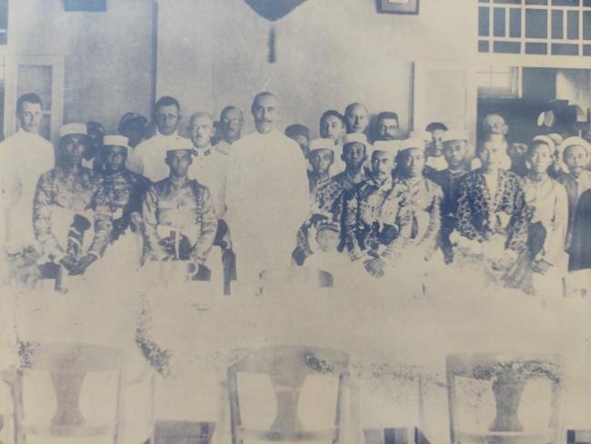 Andi Mappanyukki Datu Suppa bersama para bangsawan Gowa tahun 1927