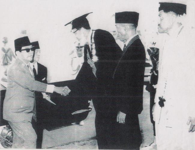 Presiden  Soekarno menghadiri wisuda di UNHAS di sambut oleh Andi Pangerang Petta Rani